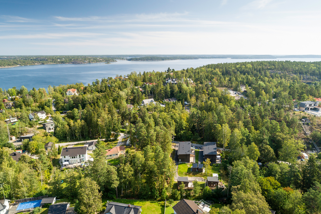 Läges positionering mot Erstaviken
