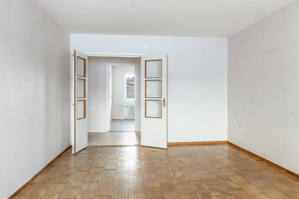 Vardagsrum med dubbeldörrar