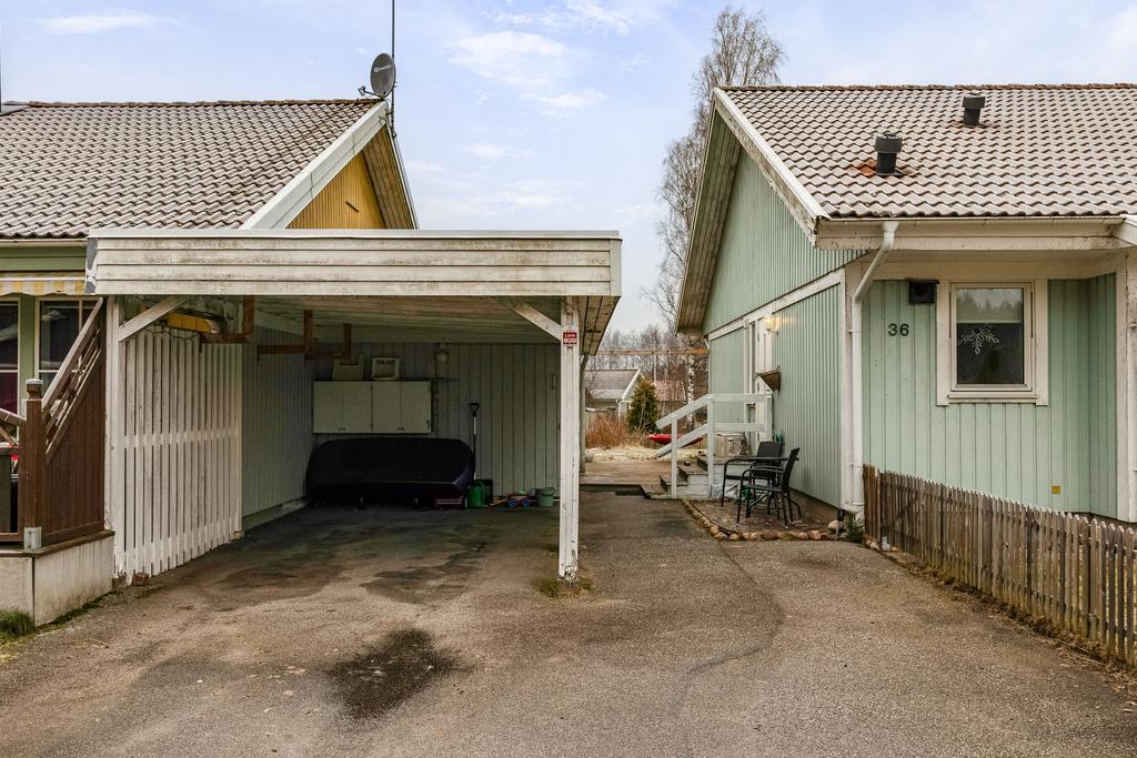 Asfalterad uppfart med carport