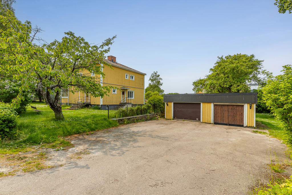Uppfart för flera bilar och ett enklare dubbelgarage