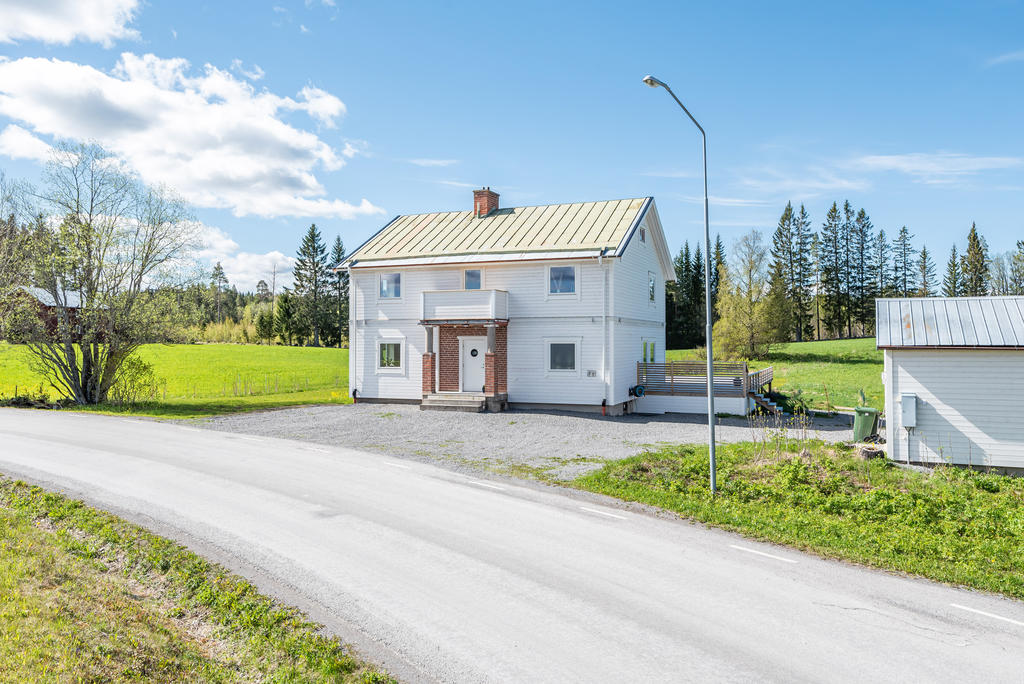 Gott om plats för bilar vid huset.