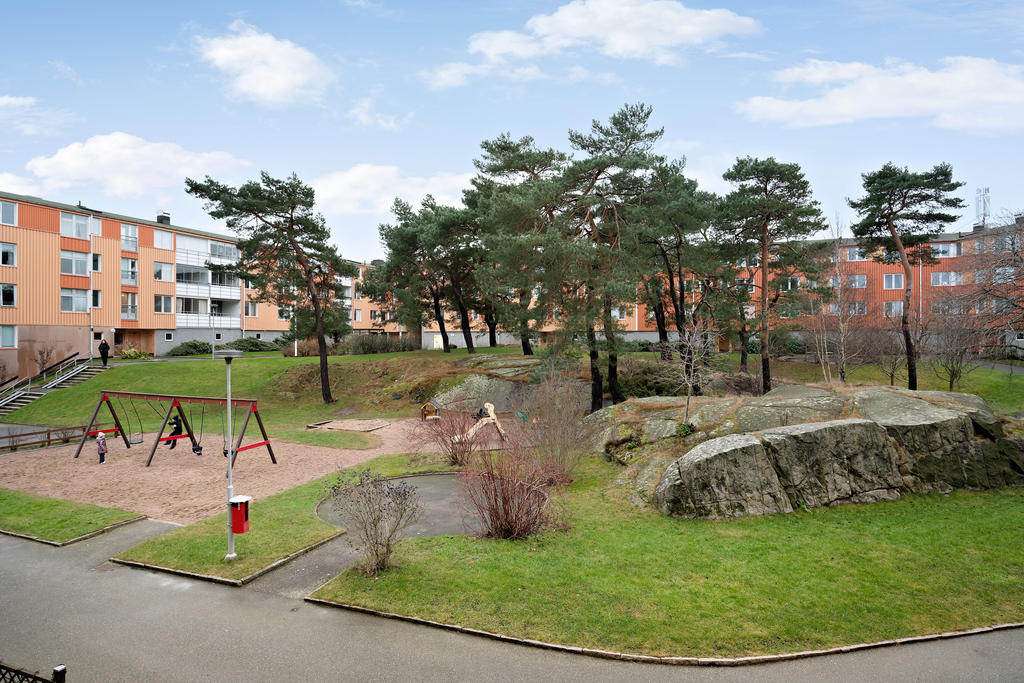 Från balkongen har du en härlig vy över föreningens välskötta innergård att blicka ut över!