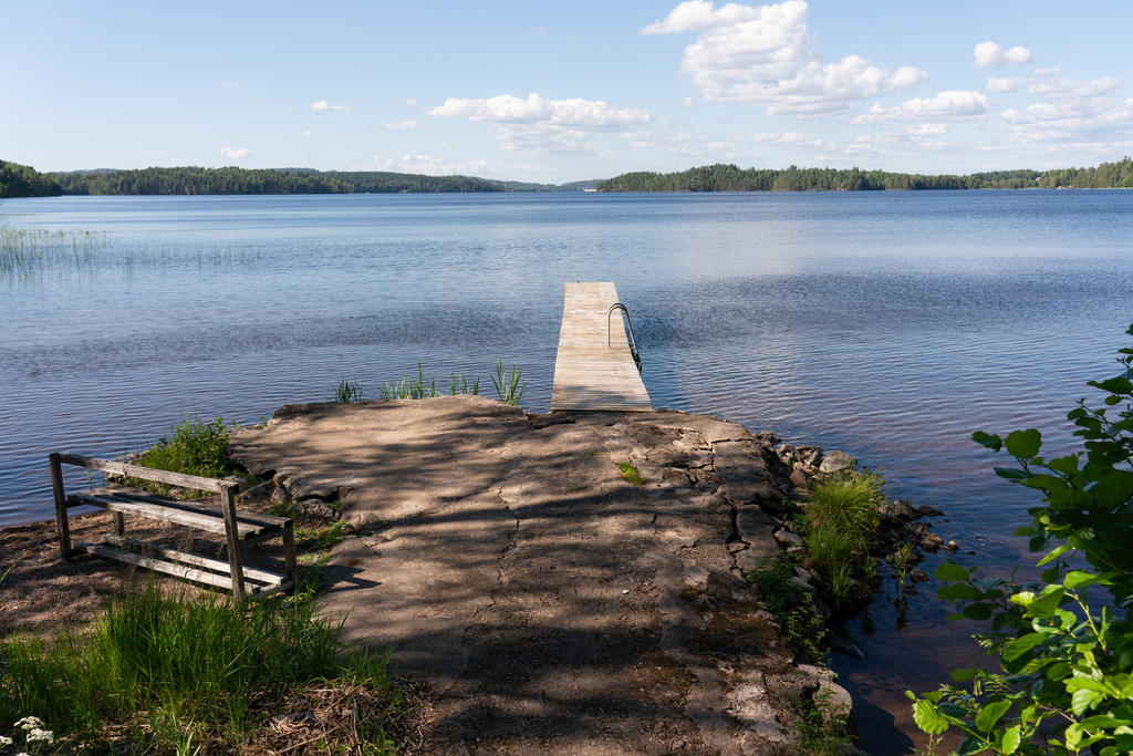 Gångavstånd till badplats i Laxsjön. 