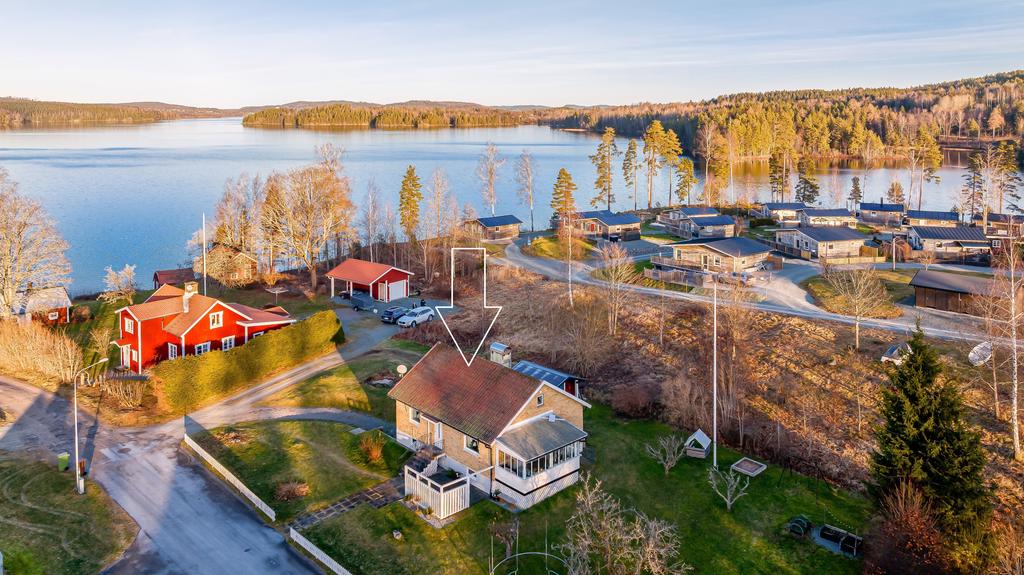 Välkommen till Laxsjövägen 10 med gångavstånd till Laxsjön!