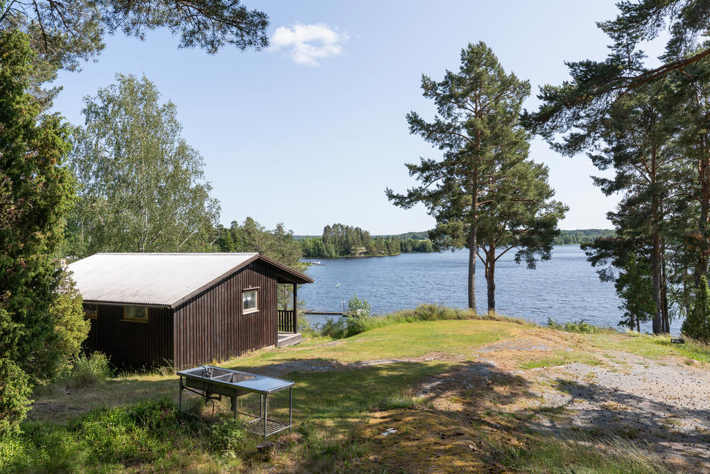 Välkommen till Årbol 9! Fantastiskt belägen i sjöläge