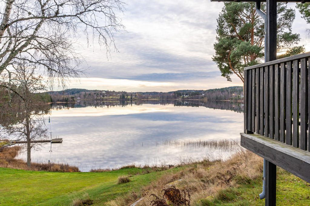 Fantastisk sjöutsikt från veranda. 