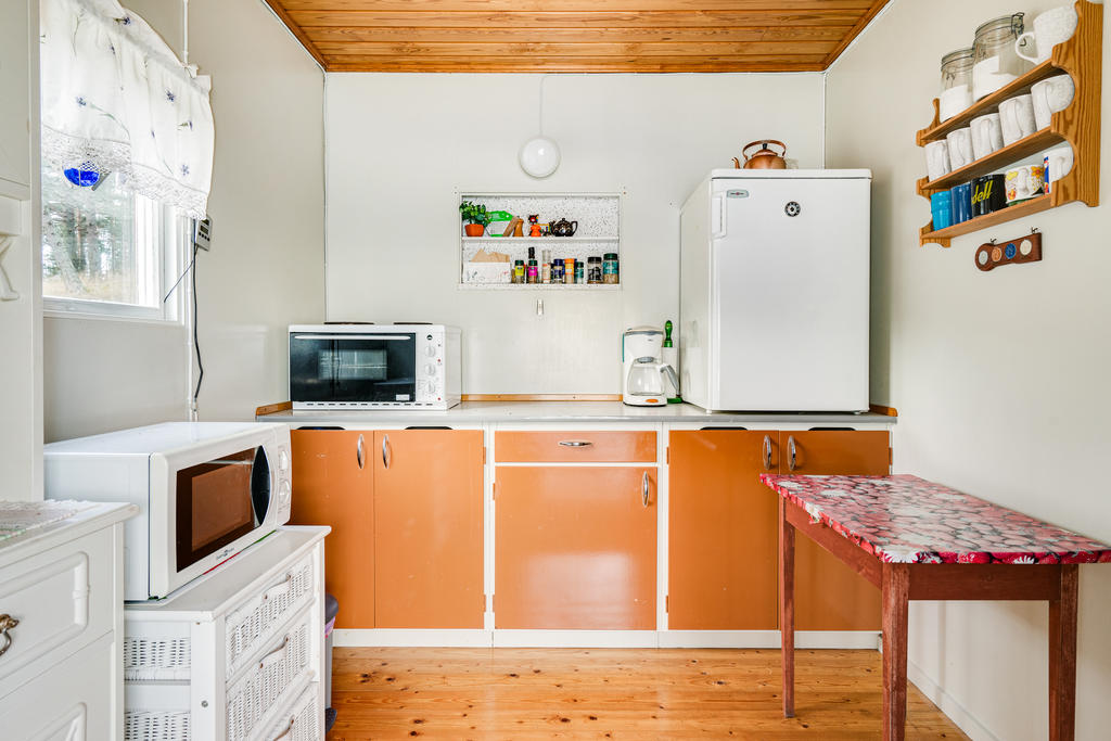 Köksdel med kyl, kokplatta, microugn. 