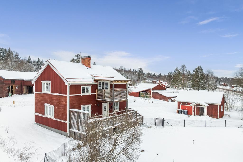 Renoverad villa och byggnad med garage och uterum