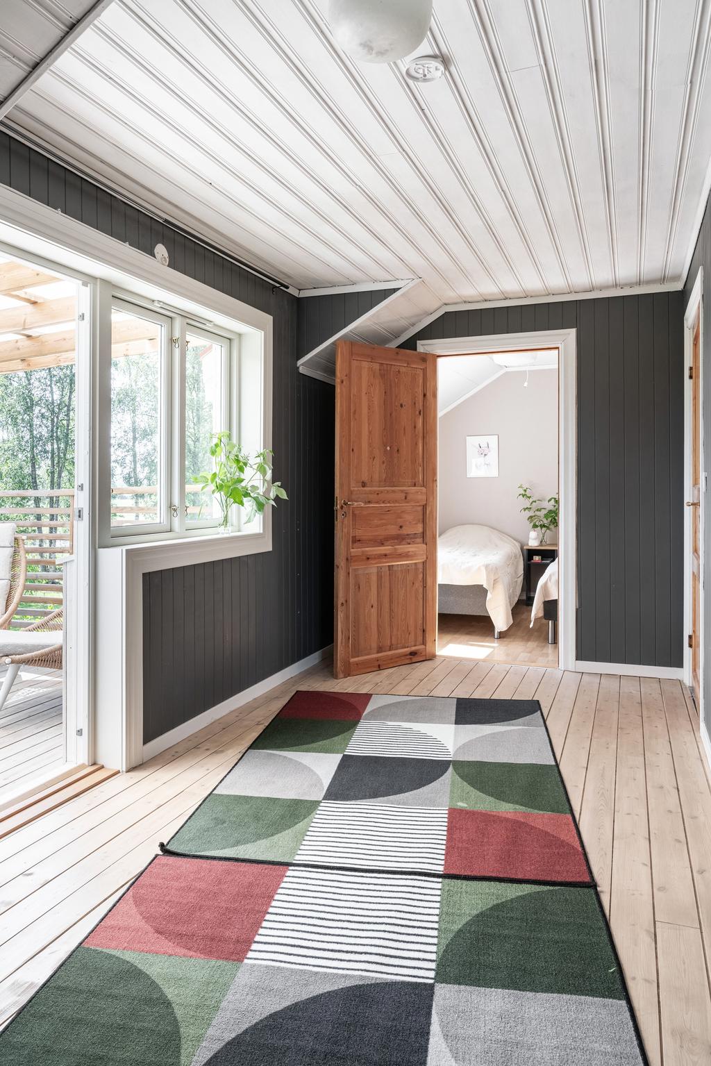 Hall ovanvåning, utgång till balkongen