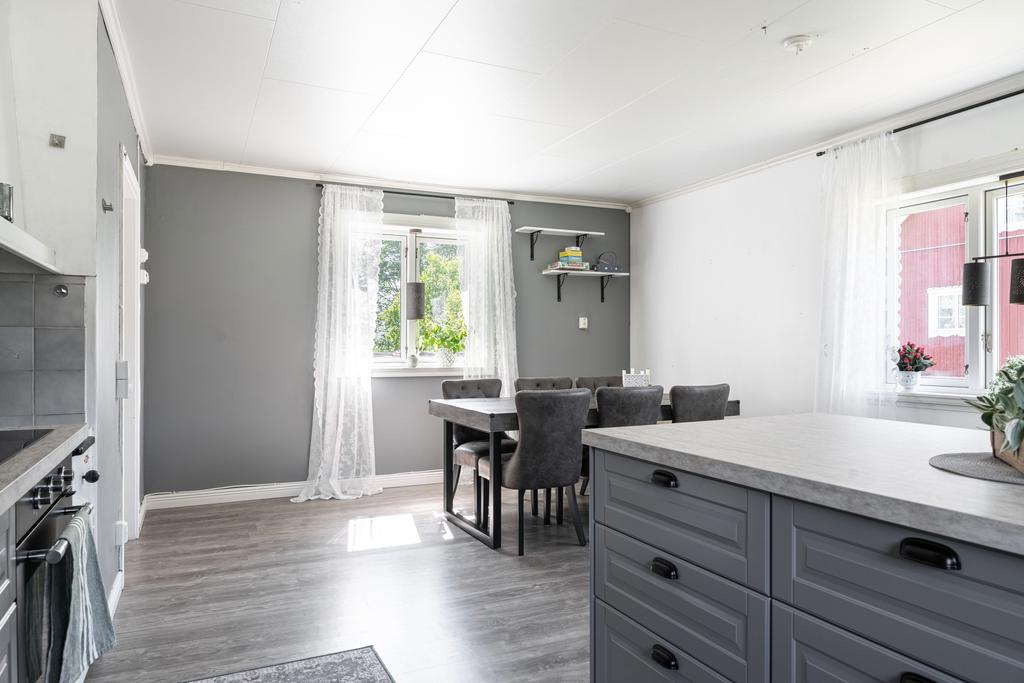 Köket är rymligt och har plats för en större matgrupp