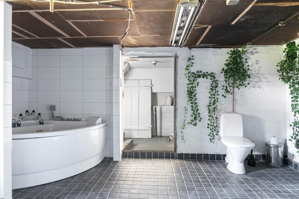 Kombinerad relax- och tvättavdelning i källaren
