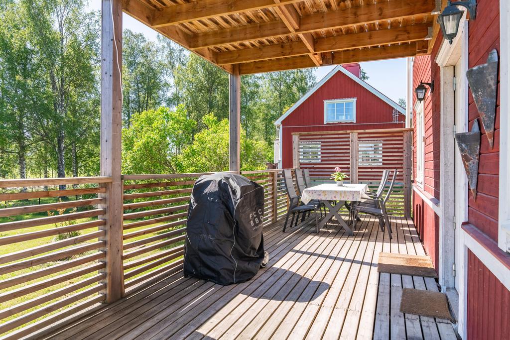 Entrén nås via en altan i sydostläge som sträcker sig längs husets fasad