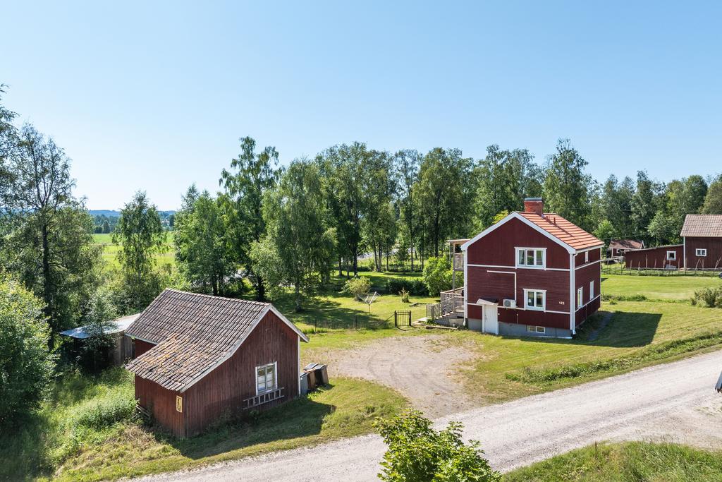 Renoverad villa och enklare byggnad med garage och uterum
