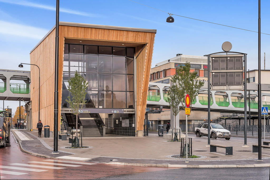 Modern pendeltågsstation i Kallhäll Centrum