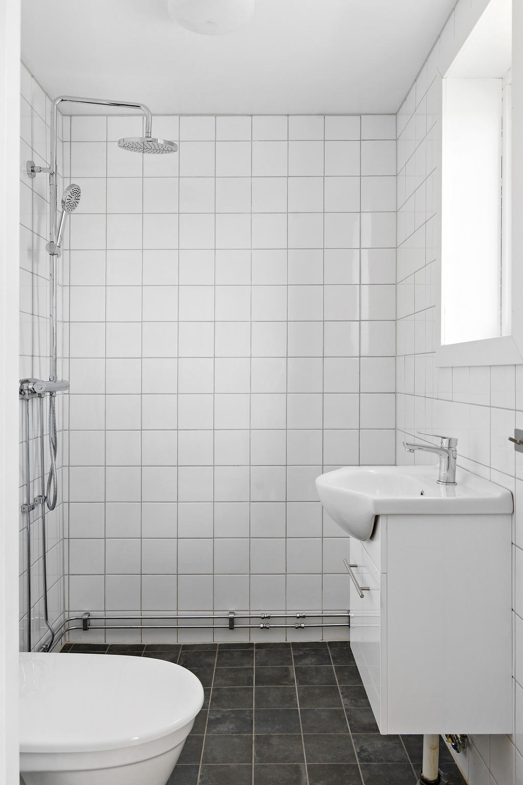 Badrum två med dusch och toalett.