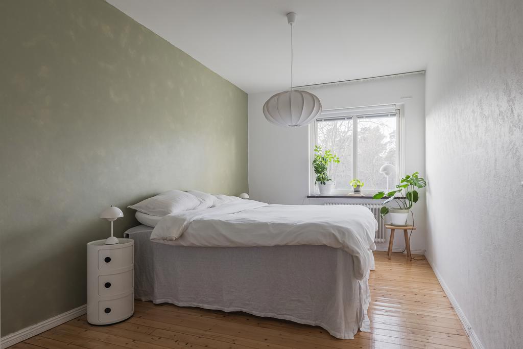 Stort sovrum med plats för dubbelsäng