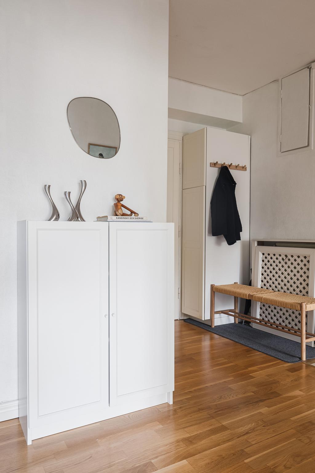 Ljus hall med parkettgolv i ek