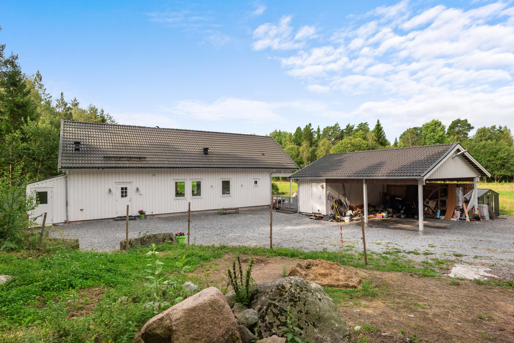 Huset och carport/förråd