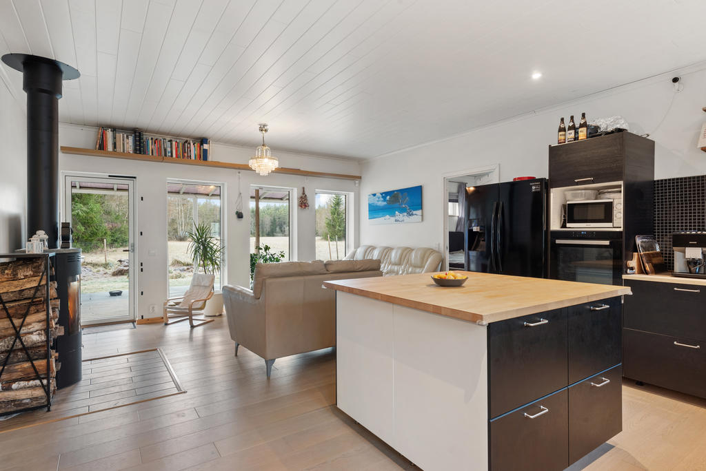 Kök/vardagsrum med utgång till altanen