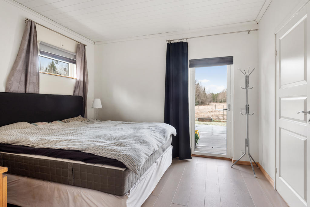 Sovrum på entréplan med klädkammare och eget badrum