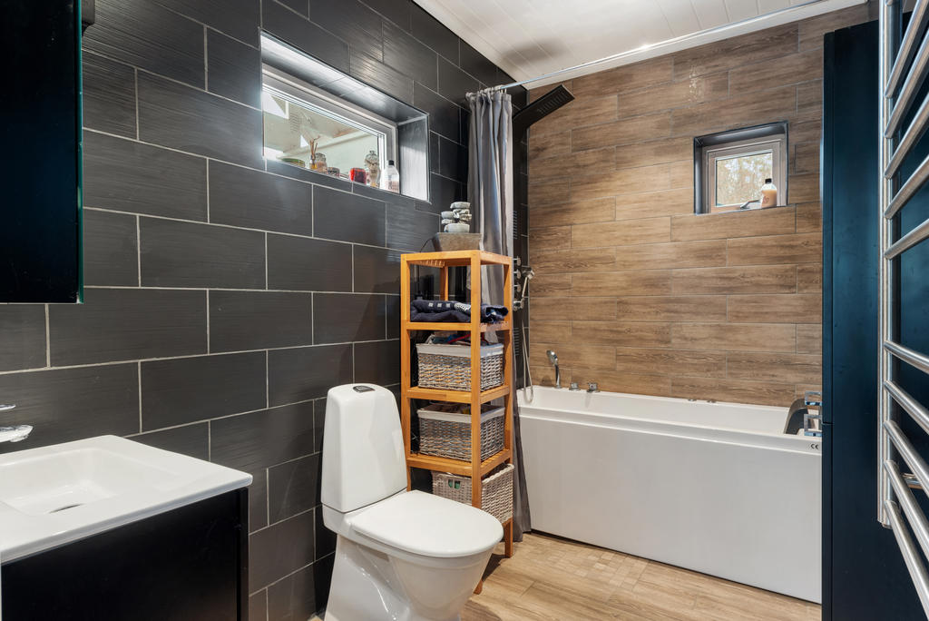 Badrum på entréplan i anslutning till det större sovrummet