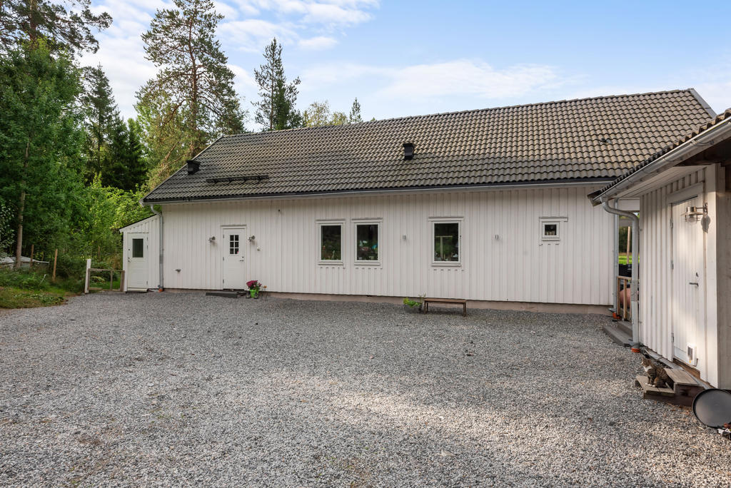 Huset och carport/förrådet