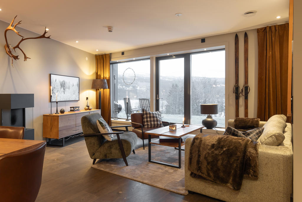 Tack vare sitt höga läge med sluttning ned till sjön fås det bästa av två världar med både markplan och utsikt.