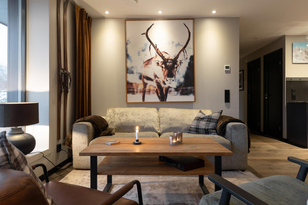 Lägenheten säljs fullt möblerad med möbler från premiumtillverkare.