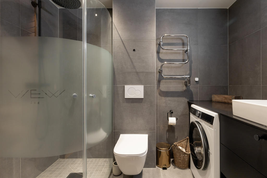 Två badrum erbjuds varav ett med bastu och ett med tvättmaskin/torktumlare.