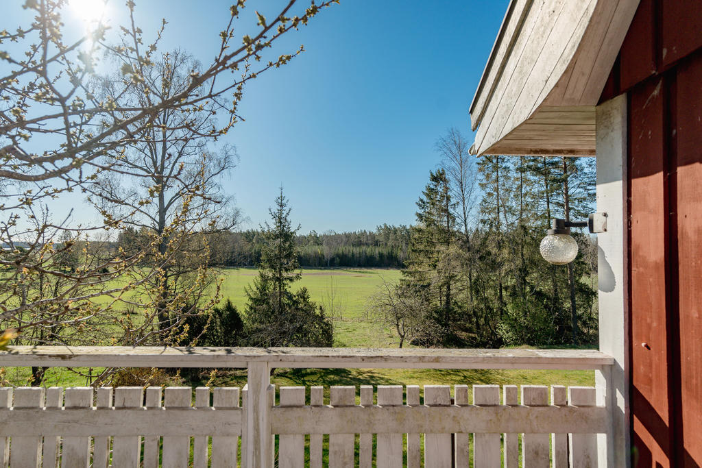 Utsikt från en av bostadens uteplatser.