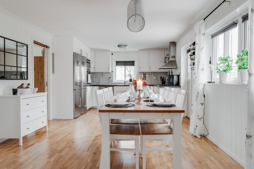 Kök med plats för stort matbord