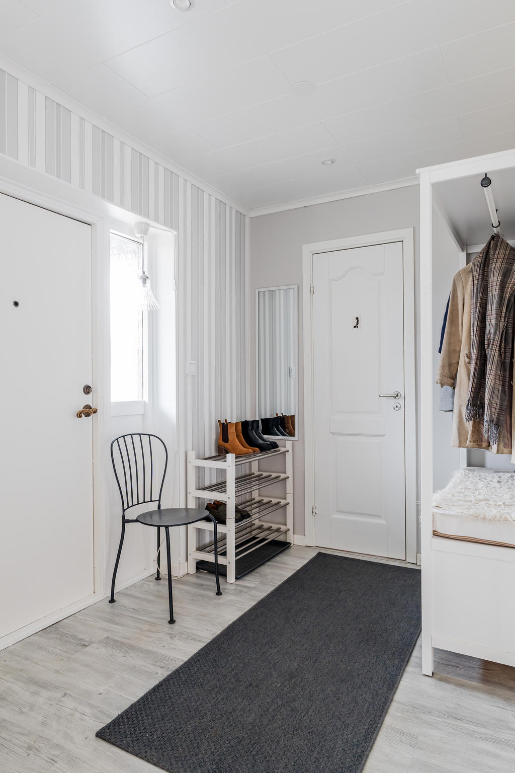 Välkomnande hall med bra avhängningsmöjligheter