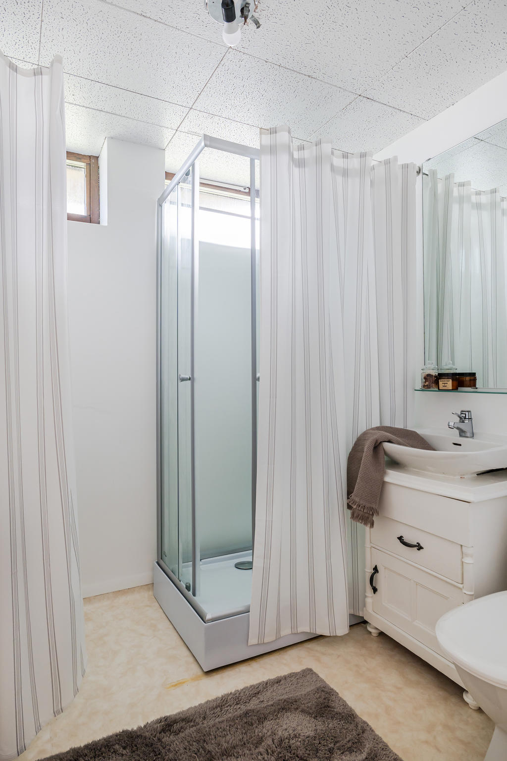 Badrum Lägenhet, med duschkabin, kommod och wc. Här finns även möjlighet att installera en egen tvättmaskin. Våtrumsmatta och tapet.