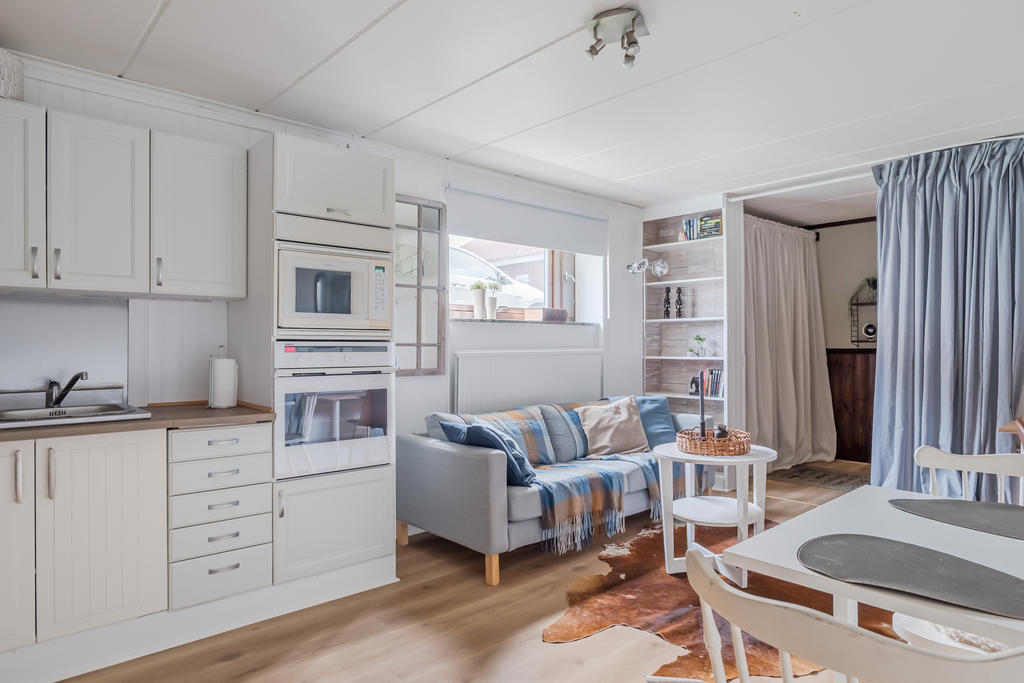 Plats för såväl soffgrupp, matsalsbord och skrivbord.
