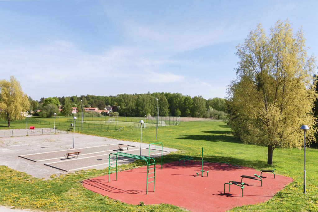 Utegym, boulebanor, fotbollsplan och hundrastgård i Borgenparken.