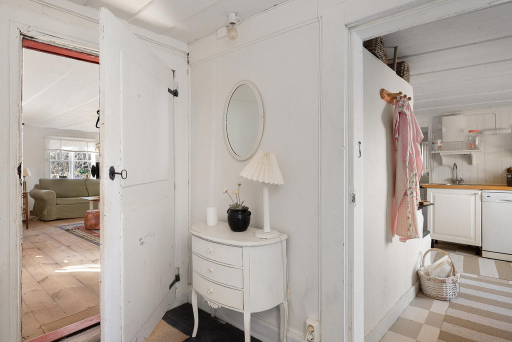 Hall, storstuga och kök i bevarad äldre stil förenat med moderna bekvämligheter