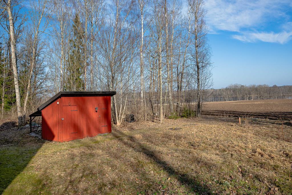 Uthus med förråd
