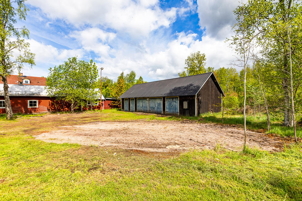 Uthuslänga med förråd och garage