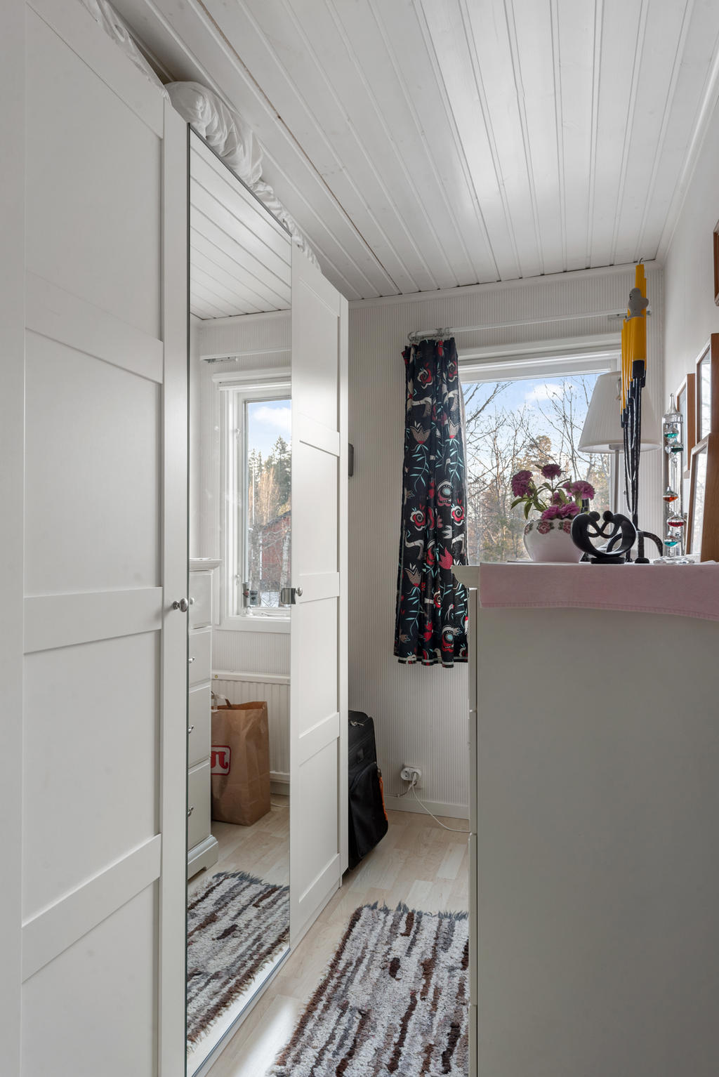 Sovrum 2, idag förråd/walk in closet