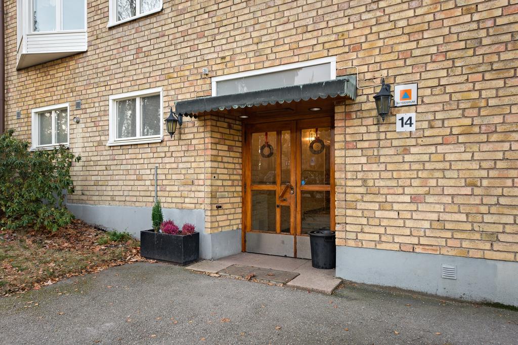 Entré med tidstypisk utförande i  teak