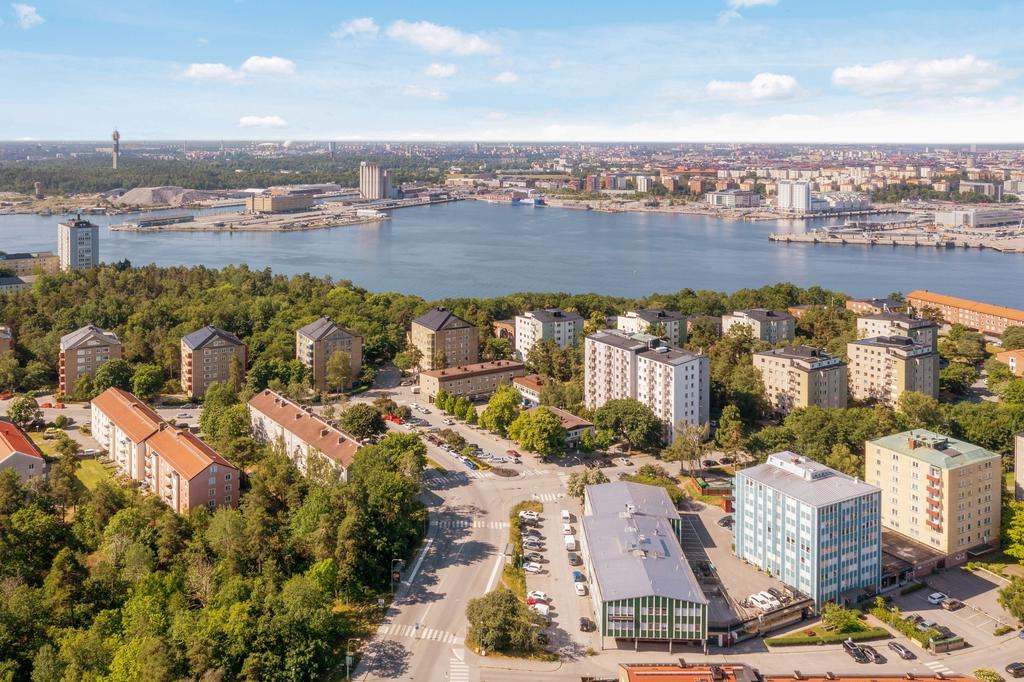 God närhet till Baggebytorget med närbutik och restauranger samt populära Sunni Sushi på Kostervägen och Gym med mycket generösa öppettider