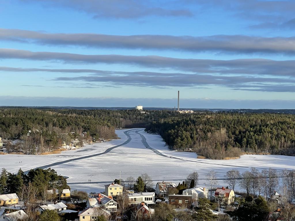 Kottlasjön vintertid med plogad skridko och skidåkarbana 