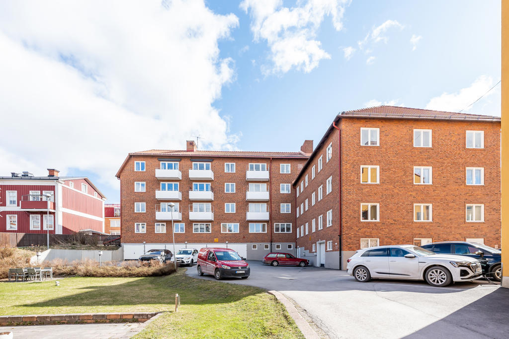 Uteplats och parkering samt garage på husets baksida