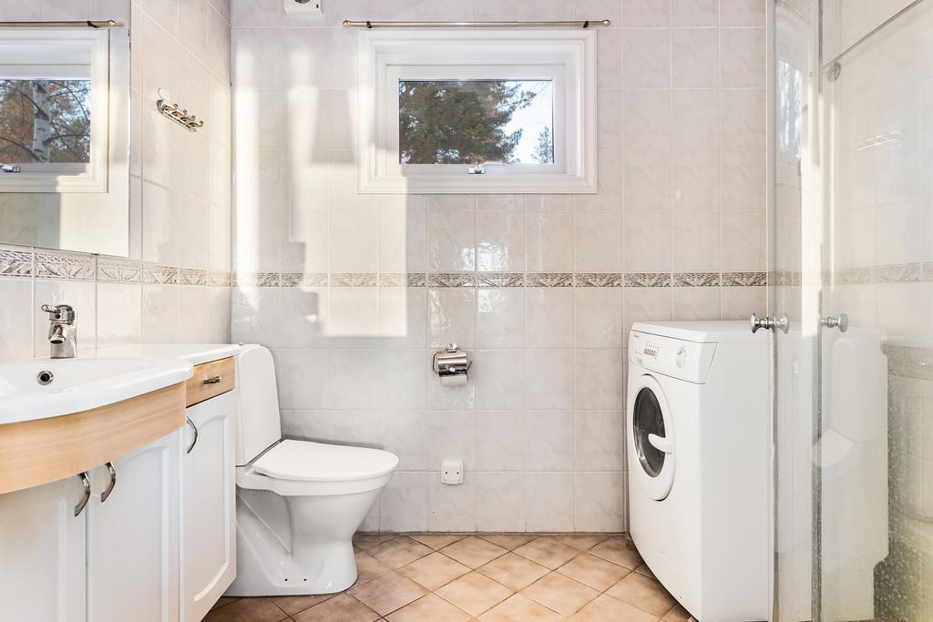 Badrum med tvättmaskin