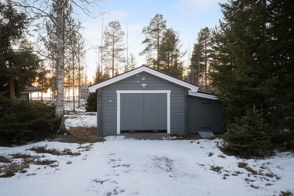 Garage med förrådsdel
