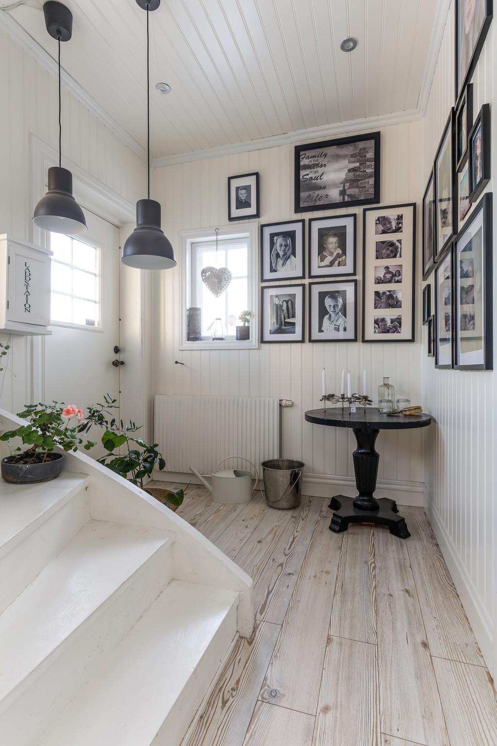 Groventré samt uppgång till övre plan.