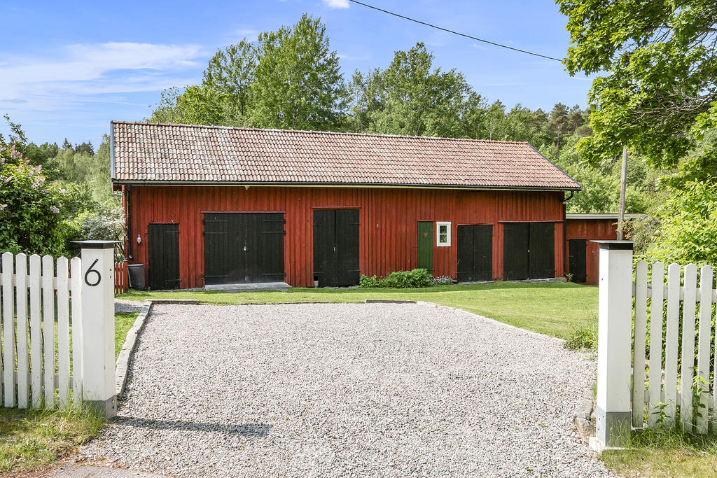 Grusad uppfart med plats för bilar