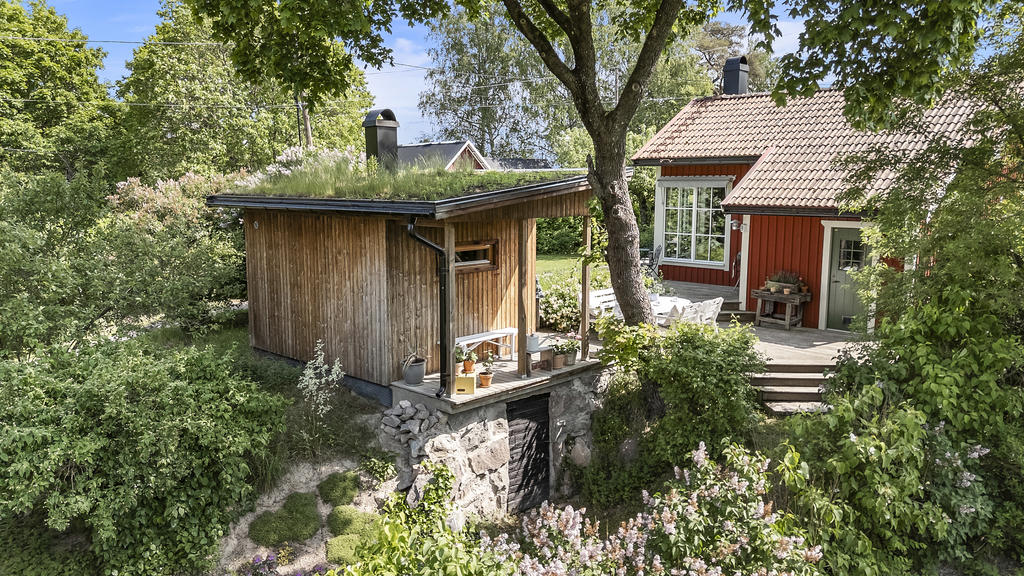 Bastuhus med jordkällare 