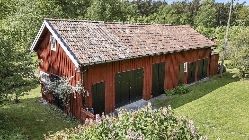 Uthusbyggnad med bl.a. garage, förråd och verkstad
