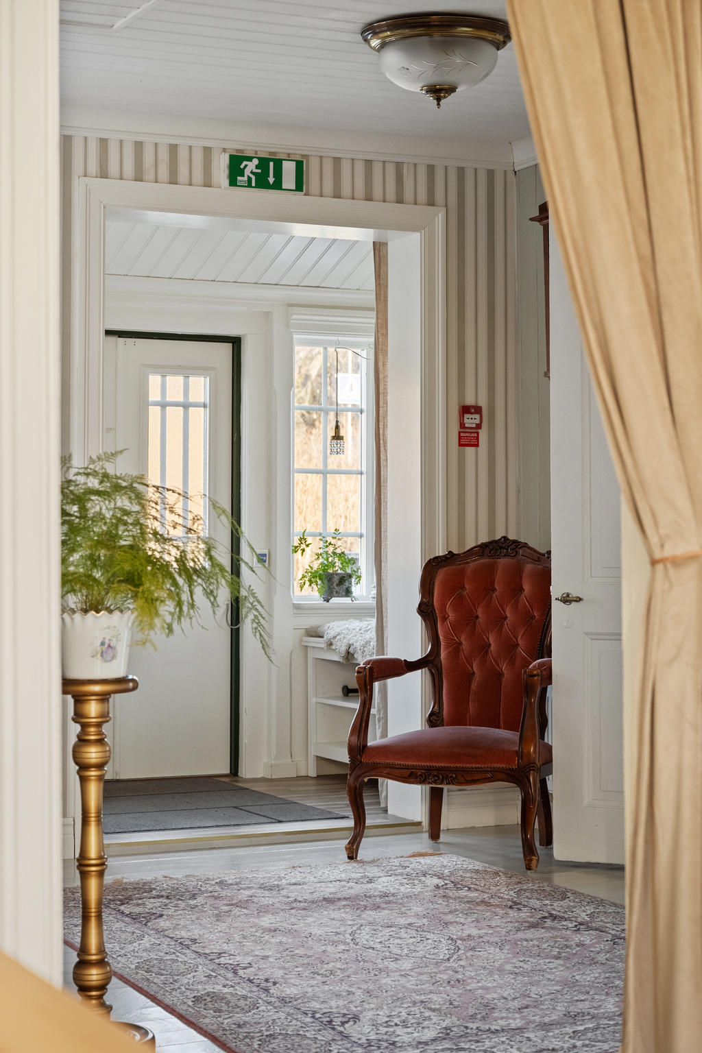 Majestätisk hall med vy mot farstu/entré